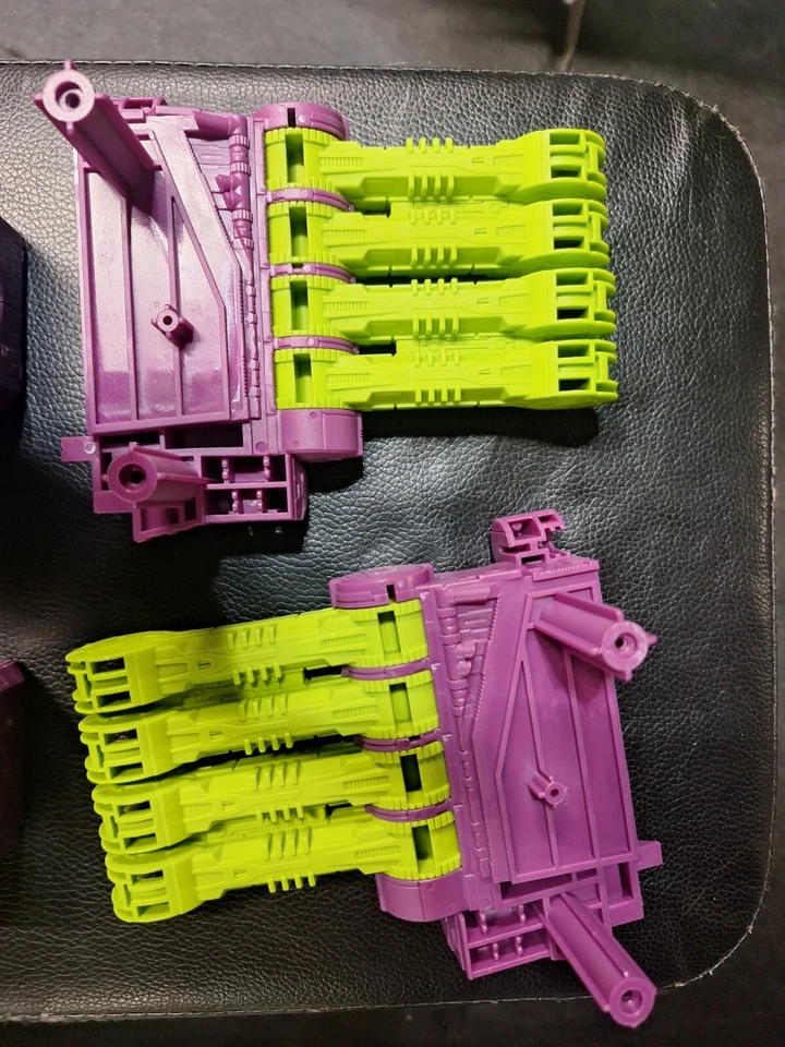 Transformers WFC Scorponok Parts - Image 2 of 4