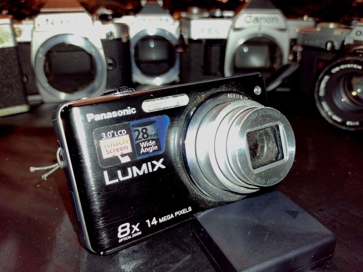 Panasonic LUMIX DMC-FH22 14MP Digital Camera TURNS ON READ PARTS