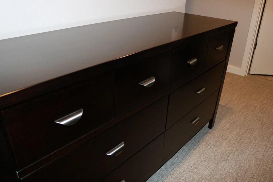 Hermoso juego de dormitorio Dania tamaño queen de 8 piezas. Foto 4 de 4