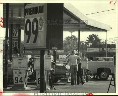 #ad 1979 Press Photo Customers Getting Gas At Catmull Service Station Houston $24.99
