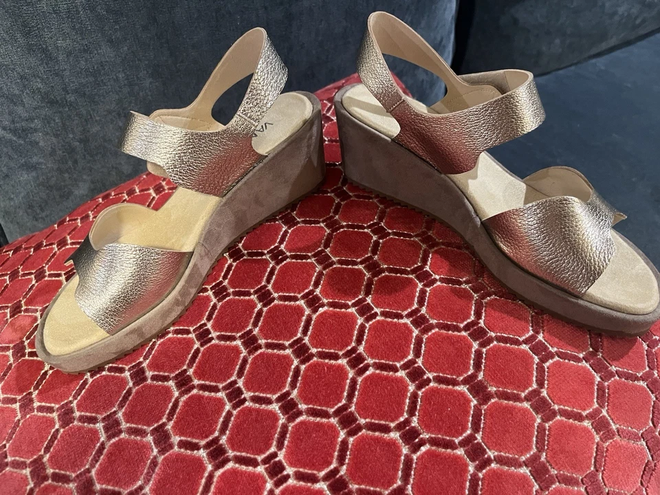 Sandalia de cuña Vaneli dorada - Nueva en caja original nunca usada talla 6,5 Foto 2 de 4