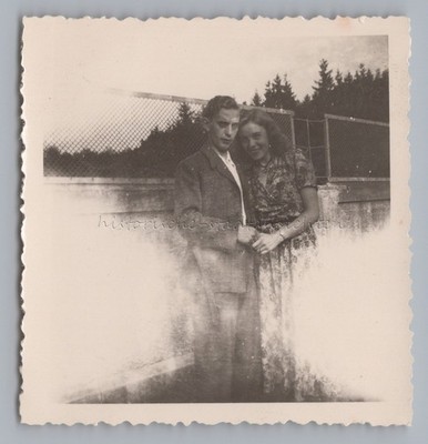 Portrait junger Mann und junge Frau - Lichtreflexionen - Altes Foto