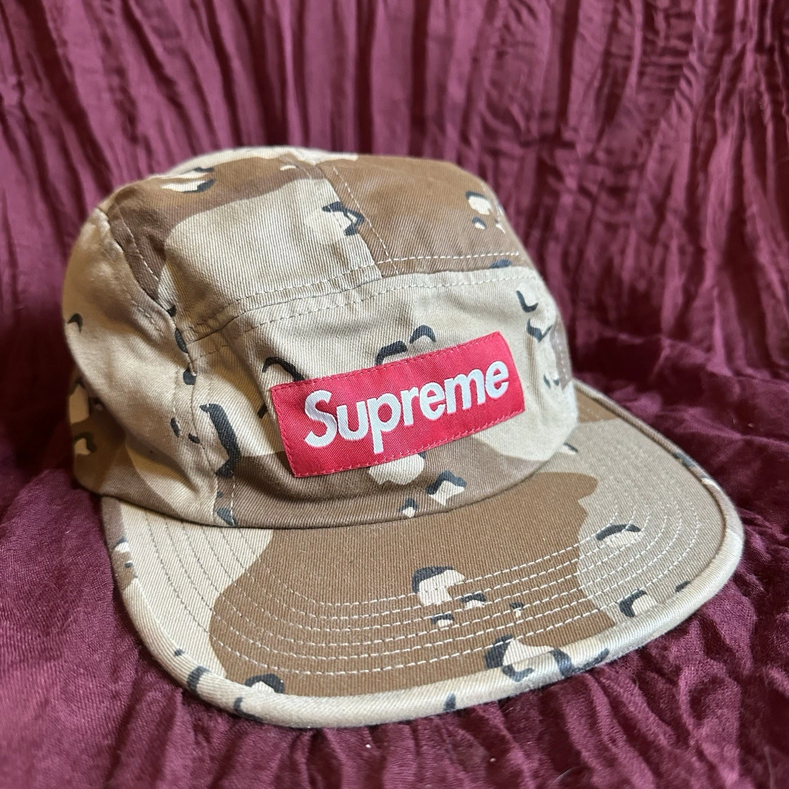 Casquette 5 panneaux camouflage désert suprême logo boîte