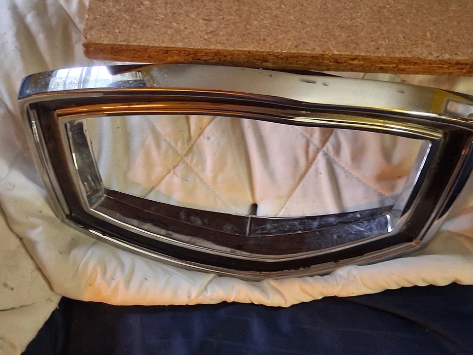 1965 福特 Galaxie 500 后尾灯边框 — 第 3/4 张图片