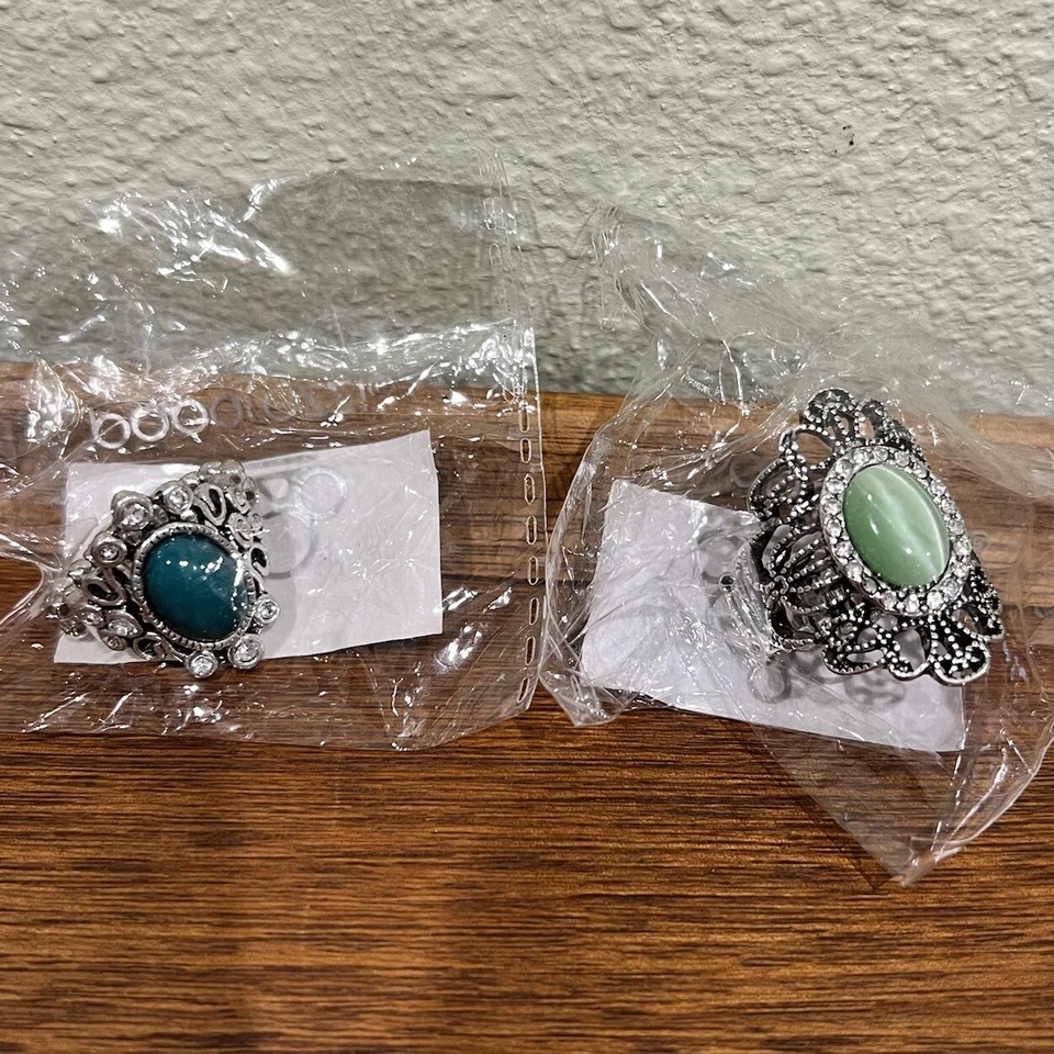 NUEVO Lote de anillos elásticos color plata piedras verdes paparazzi todos diferentes brillantes Foto 2 de 4