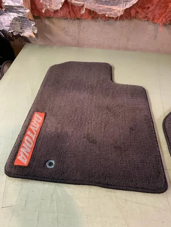 02-05 原始设备制造商道奇 Ram Daytona Edition 黑色和橙色地毯脚垫套装一对 — 第 2/3 张图片