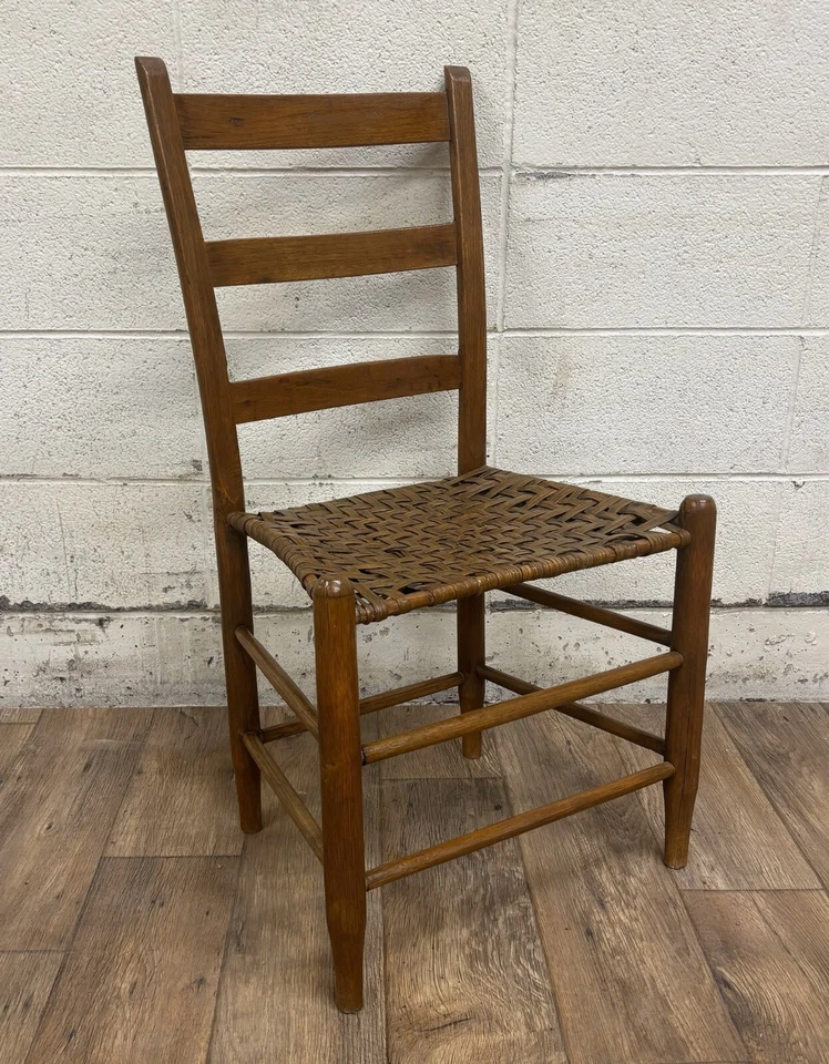 Silla antigua estilo coctelera con respaldo de husillo de arce respaldo de escalera tejida asiento raspado Foto 2 de 4