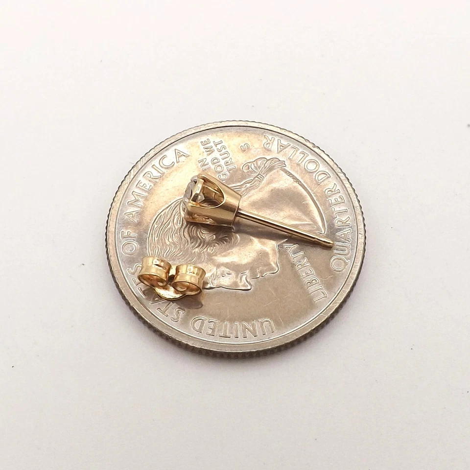 Conjunto de aretes individuales de diamante natural con ilusión de oro macizo de 14k uno Foto 2 de 4