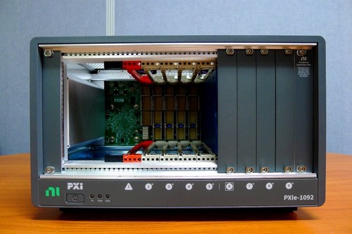NI PXIe-1092 Gehäuse, 10 Steckplätze (7 Hybrid, 1 PXI Express, 1 Peripheriegerät) bis 24 GB/s - Bild 2 von 6