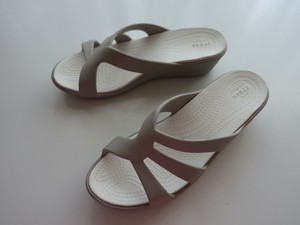 crocs sanrah strappy wedge