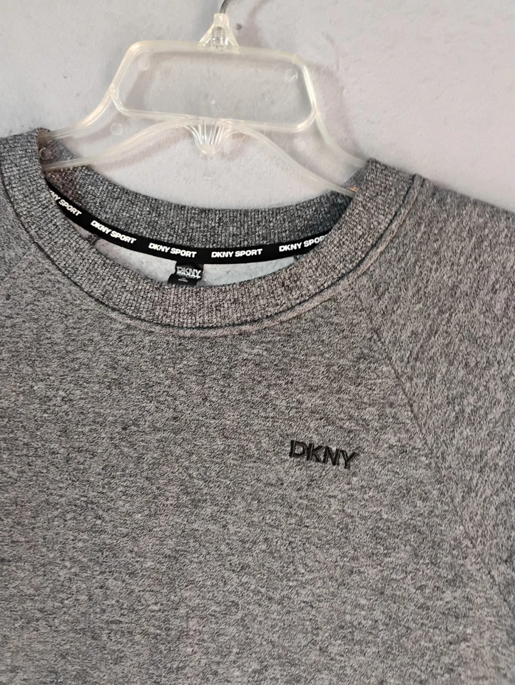 Moletom feminino esportivo DKNY pequeno cinza cropped manga longa malha pulôver - Imagem 3 de 4