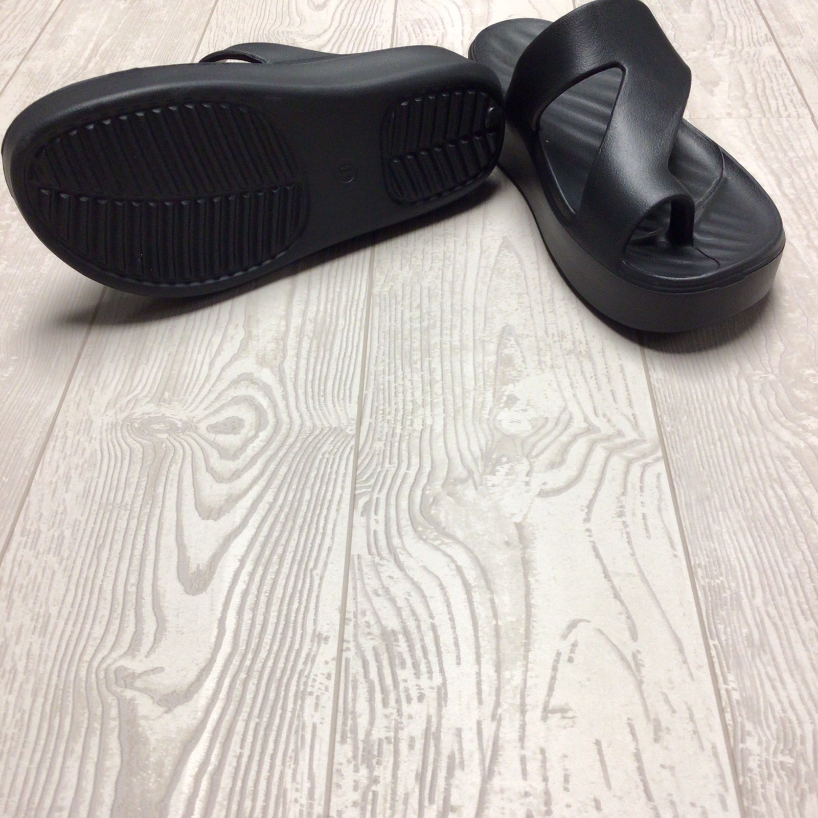 Women's size 8 Getaway Platform Toe Loop Black New