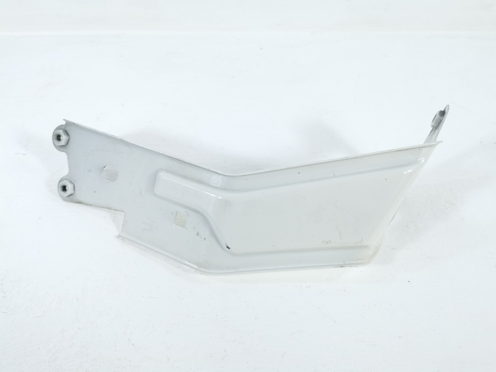Maserati Levante 2018 AWD 3.0 L Front Right Fender Holder Bracket Mount Support