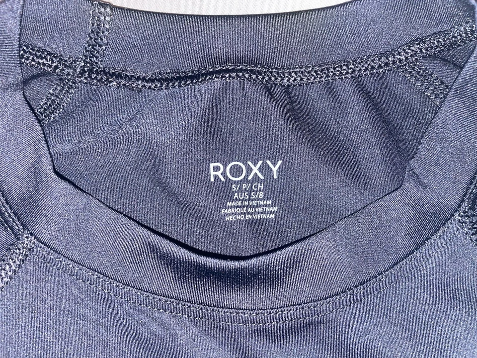 Camiseta Roxy Manga Larga Mujer PEQUEÑA Negra Gráfica Cuello Redondo Activa Exterior Foto 3 de 4