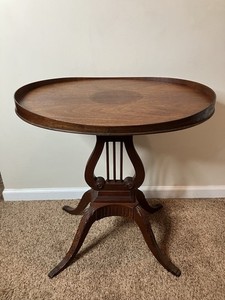 Mesa auxiliar superior ovalada vintage Mid-Century MERSMAN 6651 con base de arpa de lira pies de latón