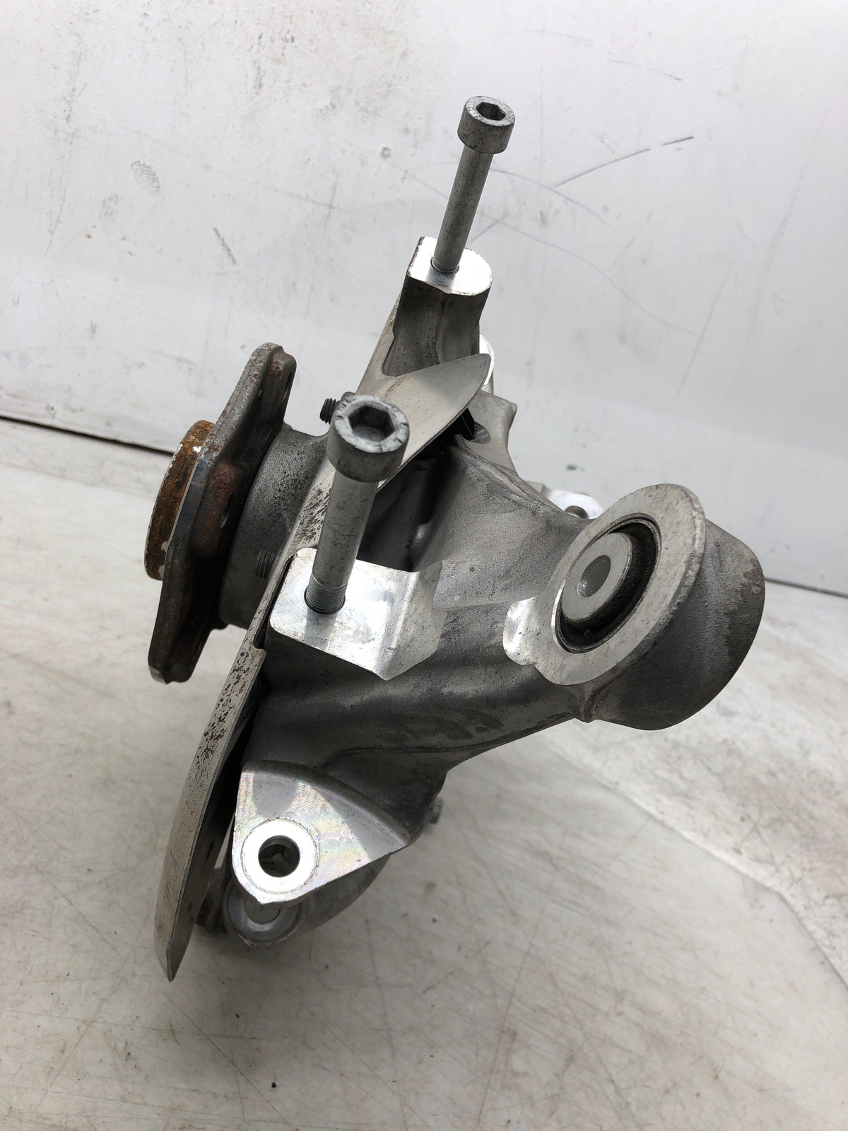 2019-2023 ASTON MARTIN VANTAGE LEFT REAR SPINDLE KNUCKLE HUB HY53-5A971-AD OEM