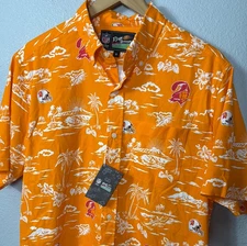 NWT Reyn Spooner NFL Hawaiian Aloha Button Up Shirt Medium Tampa Bay Buccaneers
