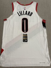 Damian Lillard Rookie Cards and Autograph Memorabilia Guide 36