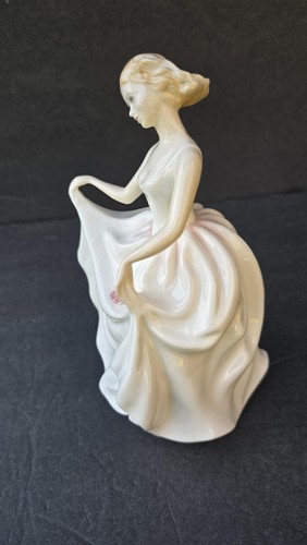 Vintage Royal Doulton Tracy Figurine HN3291 Bone China England 8" Tall 1982 - Picture 3 of 7