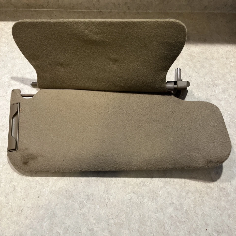 1992-1996 Buick LeSabre RH со стороны пассажира солнцезащитный козырек фиксатор зажим желтовато-коричневый - Изображение 2 из 2