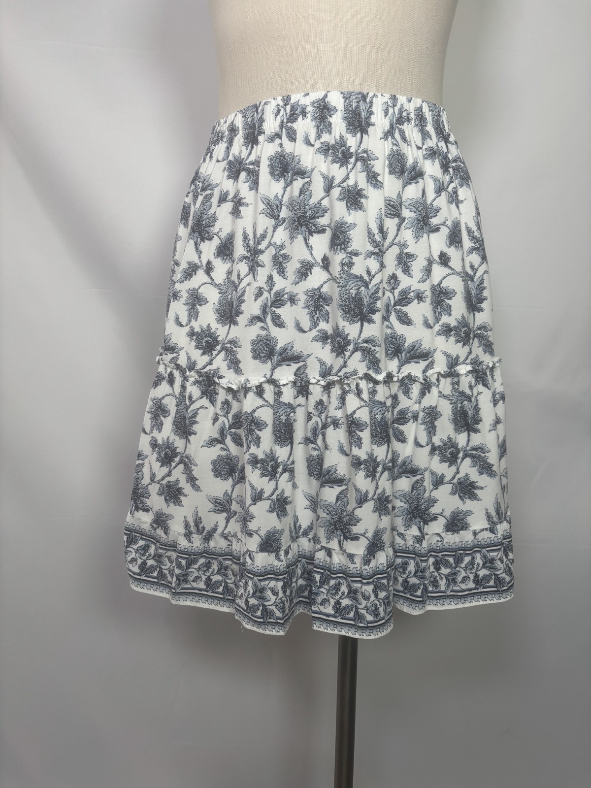 Max Studio Floral Above Knee Mini Skirt Tiered Casual Women's Size S White Blue