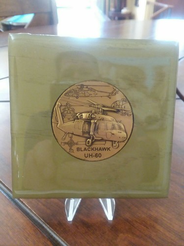 BLACKHAWK UH-60 CHALLENGE COIN DISPLAY PLAQUE with stand (Green/grain) - Picture 3 of 5