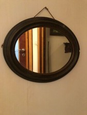 specchio ovale con vecchia cornice in legno