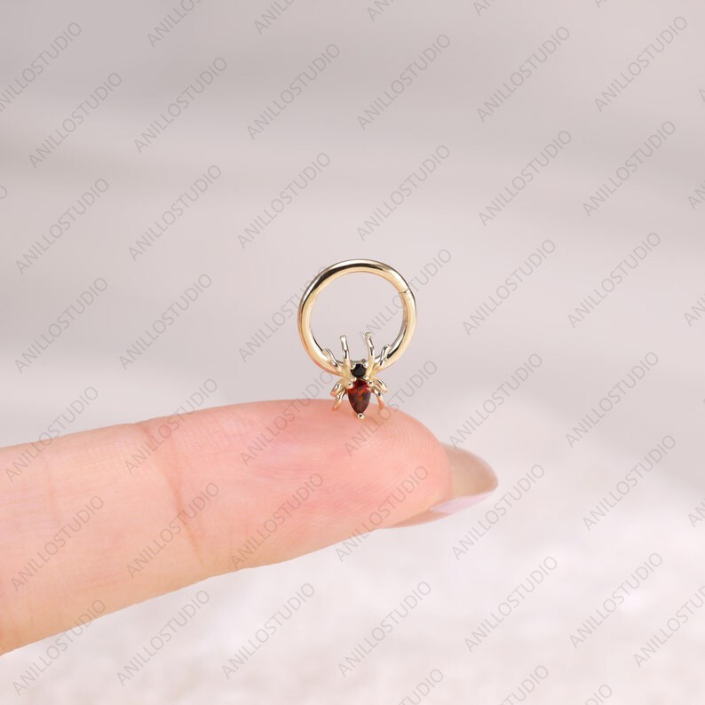 Aro Piercing Daith Genuino Granate y Ónix Negro Oro 14K Araña Tabique Clicker
