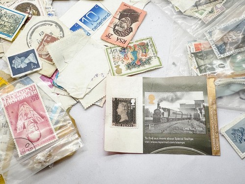 VINTAGE JOB LOT COLLECTION BUNDLE OF STAMPS BRITAIN ENGLISH UK AND ABROAD - Picture 11 of 12