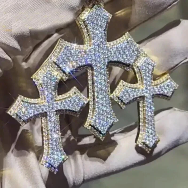 Colgante triple cruz moissanita 3,00 quilates VVS1 con cadena enchapado en oro amarillo de 14 quilates Foto 3 de 4