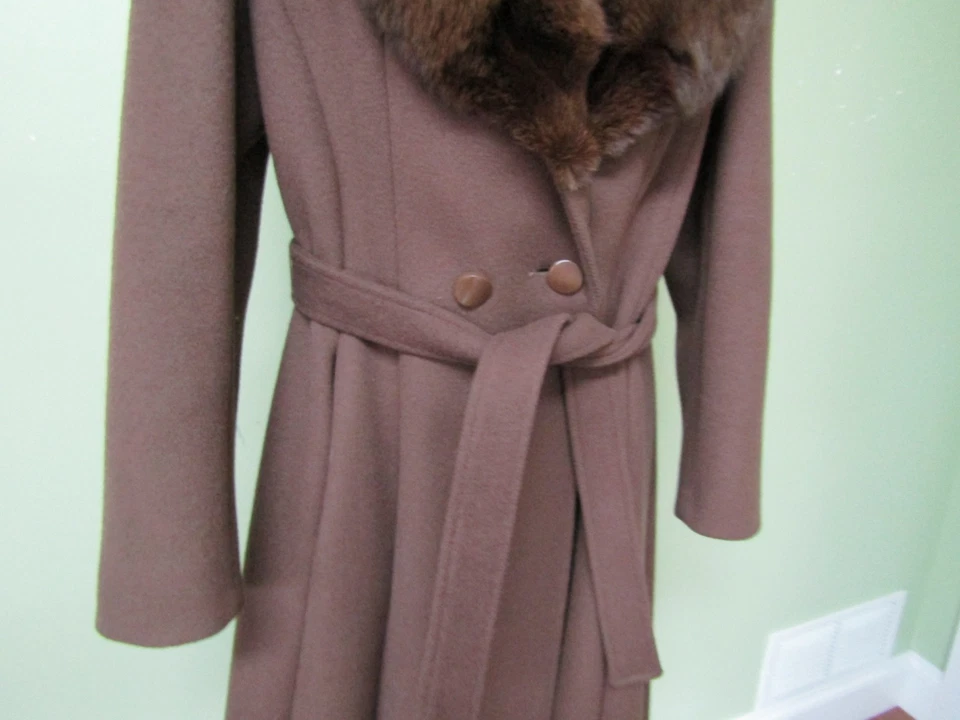 ABRIGO DE LANA MARRÓN VINTAGE CON CUELLO DE PIEL / EXCELENTE ESTADO / BUSTO 40" Foto 3 de 4