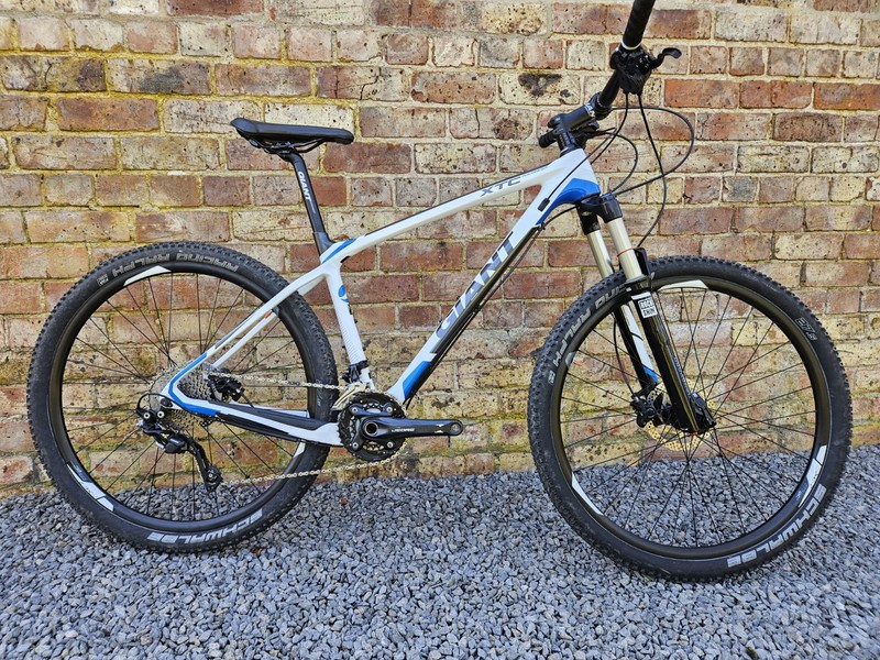 Giant XTC Advanced 27.5 Carbon Hardtail Mountain Bike rockshox with lockout