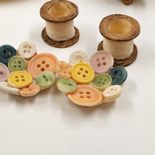 Popular Imports TS447 8 piezas mini juego de té máquina de coser resina de poliestireno decorativa - Imagen 4 de 17