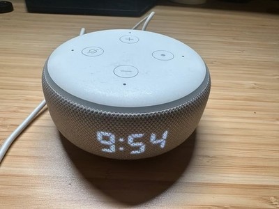 Amazon Echo Dot 3. Generation mit Uhr, Weiß
