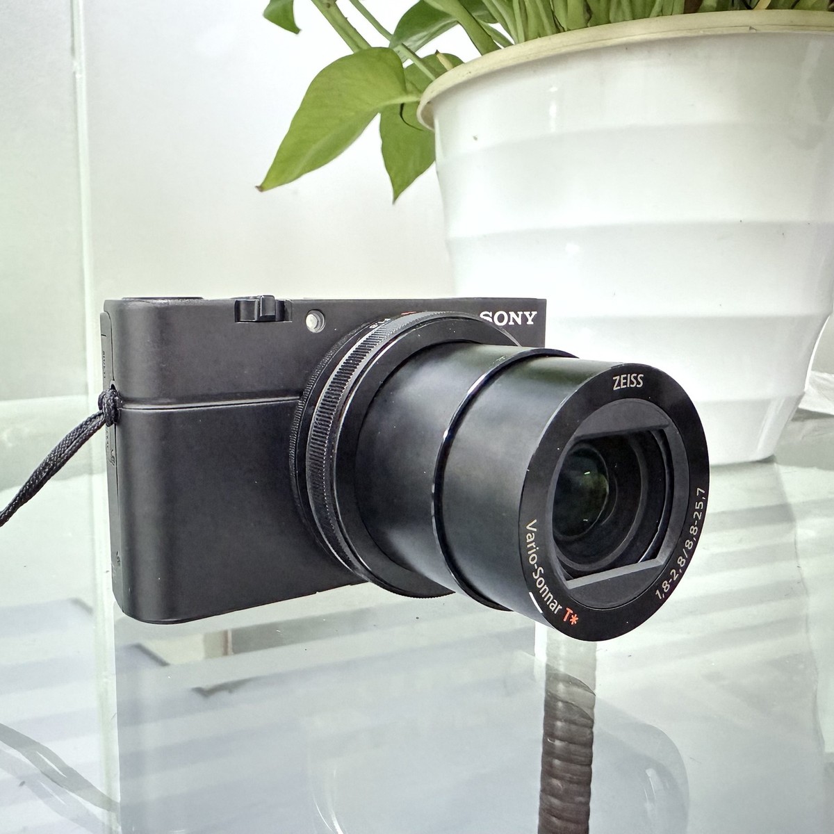 Sony DSC-RX100 III RX100M3 Digital Camera 20.1 MP SLR Built-in