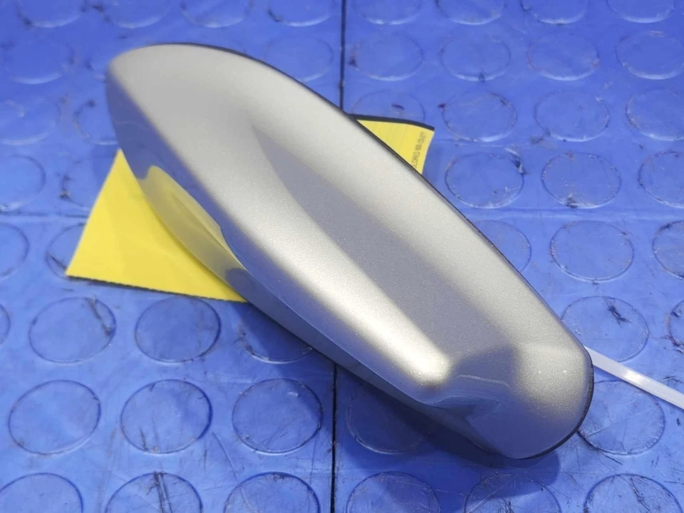 Conjunto de antena de radio satelital Toyota Prius 16-21 plateada 1F7 OEM 86960-47050 Foto 4 de 4