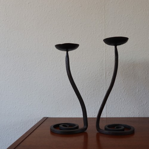 a pair Brutalist Wrought Iron candle holders swirl foot - Bild 11 von 11
