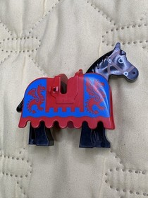 Lego Red/blue Dragon barding 2490pb02 On Black Horse Sets 6086/6085