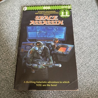 Space Assassin: Fighting Fantasy Gamebook 12 (Puffin green banner) 1985