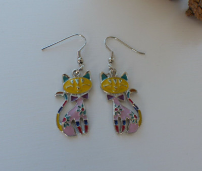 Ohrringe Mädchen Katzenmotiv Metall und Email rosa - Bijoux des Lys