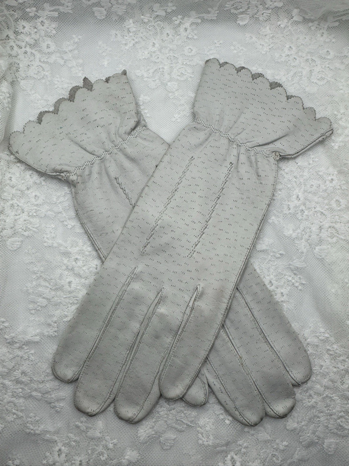 Vintage Pale Blue Leather Gloves 7 1/2 Wrist Length Scalloped Cuffs Women