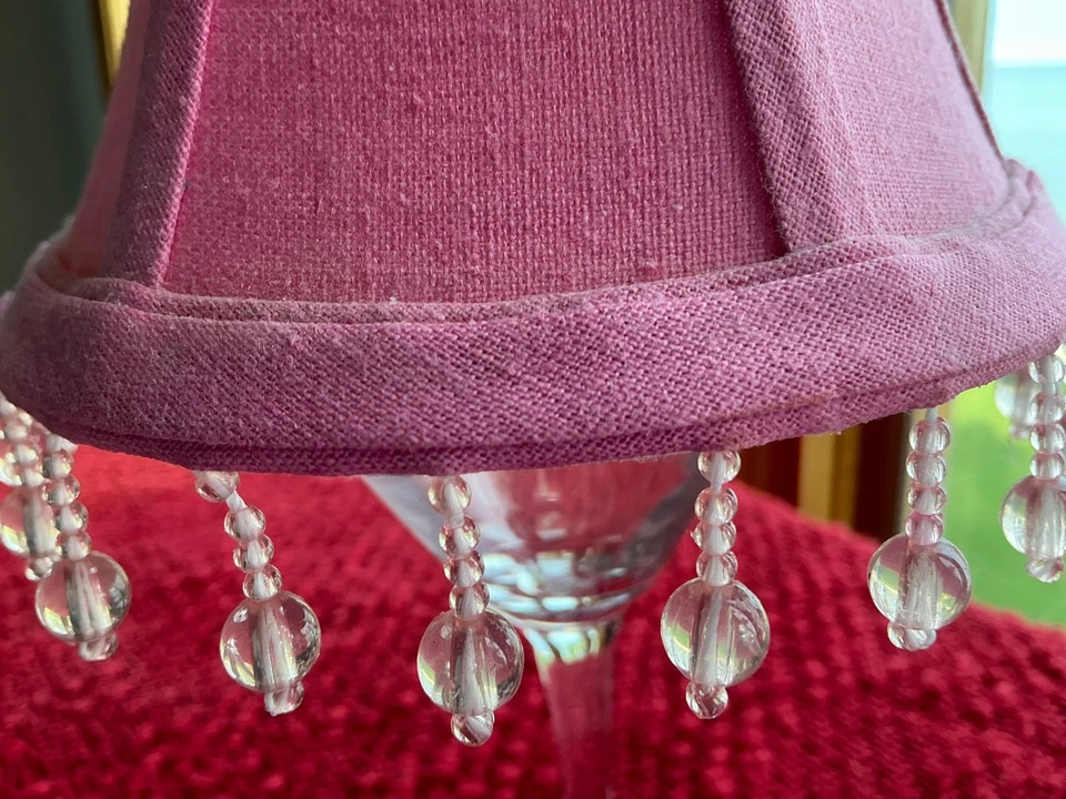 Pantalla de lámpara pequeña con clip rosa oscuro con borde de cuentas Foto 2 de 4