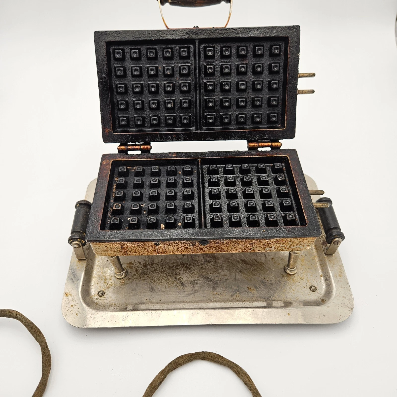 Antique Waffle Iron Landers Frary & Clark Universal Electric E9305 Works 2 Cord