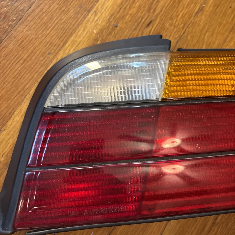Luz trasera pasajero derecho OEM BMW 318i 323i 325i 328i E36 1992-1999 Foto 3 de 4