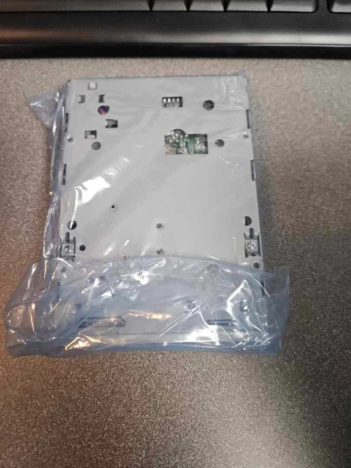 NEW! ALPS 3.5" internal Beige Floppy Drive - DF354HO68F - Serial 4B2726979 - Image 3 of 3