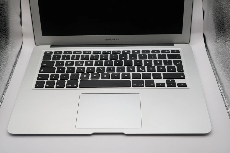 Apple MacBook Air 13" (Anfang 2015) – 1,6 GHz Dual-Core Intel Core i5, 8 GB RAM - Bild 2 von 4