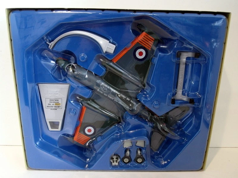 Corgi 1/72 AA34703 Canberra B.2 WH911 98Sqn RAF Cottesmore 1970 - Image 2 of 2