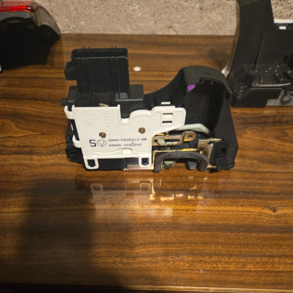 2000 01 02 03 04 05 2006 LINCOLN LS Rear RH Pass Door Lock Latch Assembly - Image 2 of 3