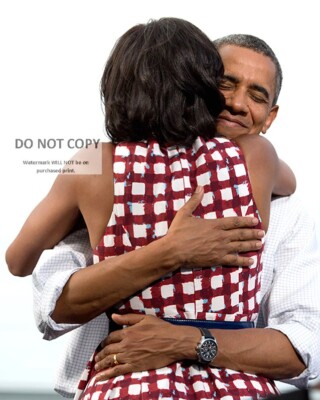BARACK OBAMA HUGS MICHELLE AFTER CAMPAIGN EVENT INTRO - 8X10 PHOTO (DD-113)