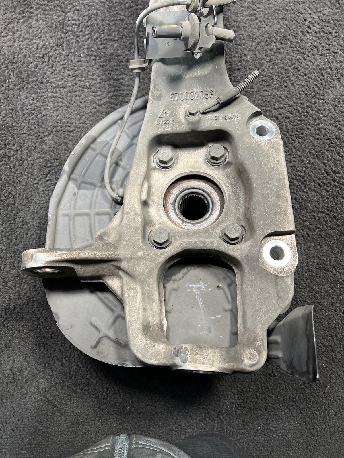 2017 Maserati Levante Front Left Spindle Knuckle Wheel Hub OEM 06700320530